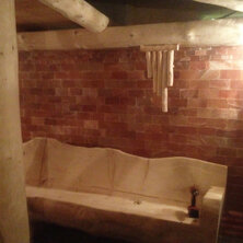 drevená lavica v saune