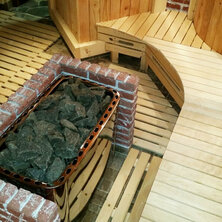 saunová pec s kameňmi v suchej saune